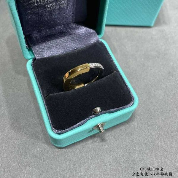 Designer Tiffay Lock Buckle Zweifarbiger Ring Roségold Halbdiamant-Überlappung V-Gold Personalisiertes vielseitiges Ornament Damen mit Advanced Sense Heiße Verkäufe