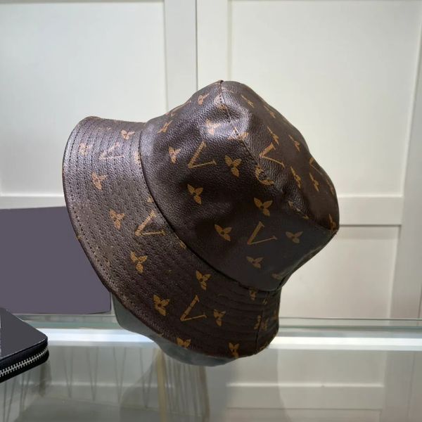 Designer Bucket Hat Masculino Boné De Couro Feminino Clássico Casquettes Unissex Letter Fisherman Sunhat Masculino Retro Fitted Hats Caps Impermeáveis D238086C5