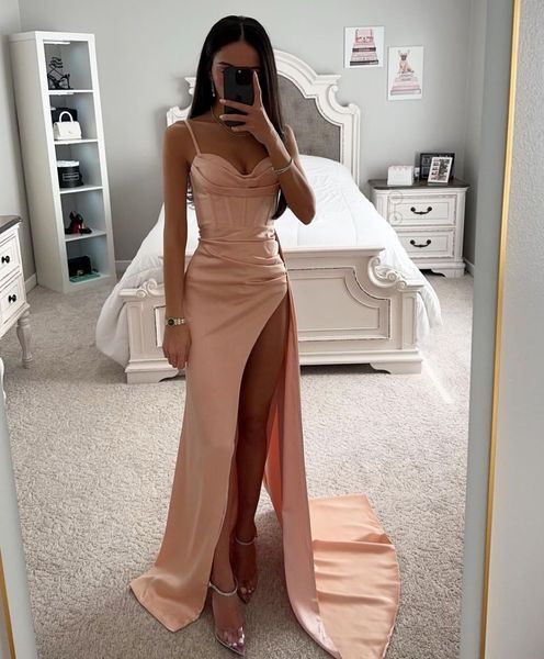 Sexy Nude Plus Size Mermaid Prom Dresses Satin Spaghetti Cinghie Drappeggiato High Side Split Occasioni formali Indossare Compleanno Celebrity Pageant Abiti da sera Personalizzati