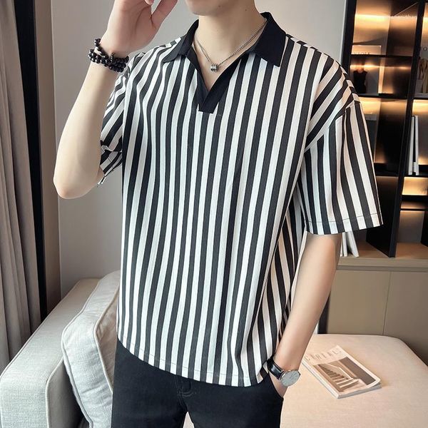 T-shirt da uomo 2023 Camicia con scollo a V estiva da uomo T-shirt casual a righe allentate a maniche corte Streetwear Social Business Tee Tops Abbigliamento