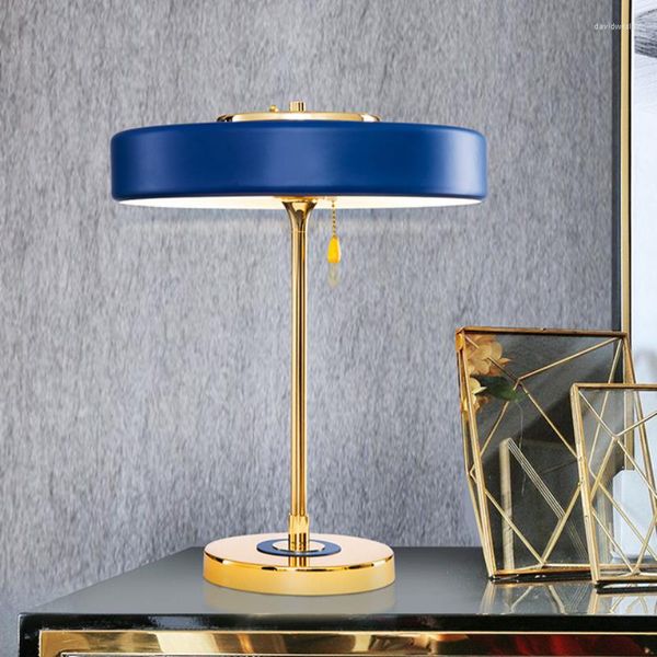 Lampade da tavolo Moderna semplice lampada a led Iron Art Blu/Bianco/Nero Paralume Nordic Designer Luxury Room Decor Camera da letto Lampada da comodino