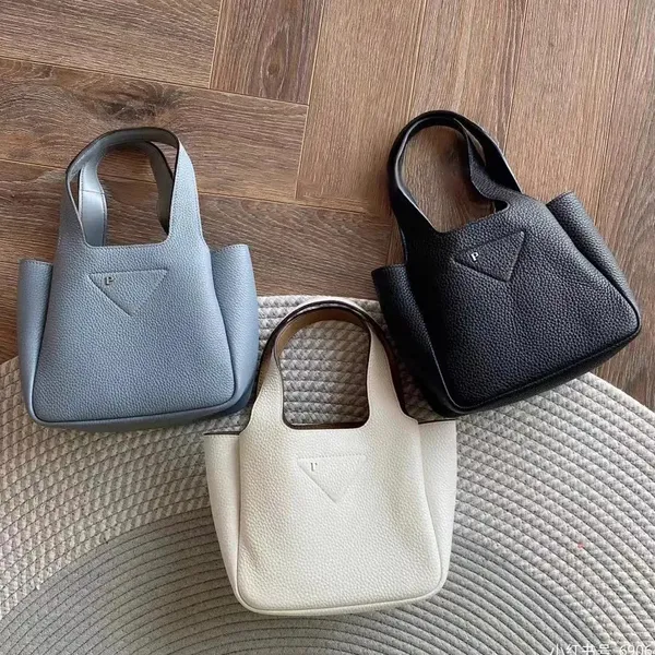 Erkek üst kol üçgen omuz sepet totes çanta lüksler tasarımcı manyetik snap pochette crossbody el çantası kadınlar gerçek deri klasik kapanma debriyaj çanta