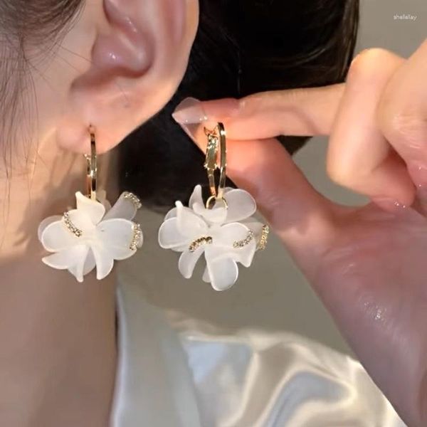 Creolen Lovelink Koreanische Mode Weiße Harzblume Für Frauen Glänzender Zirkon Unregelmäßiger Ohrring Mädchen Metall Stil Zubehör