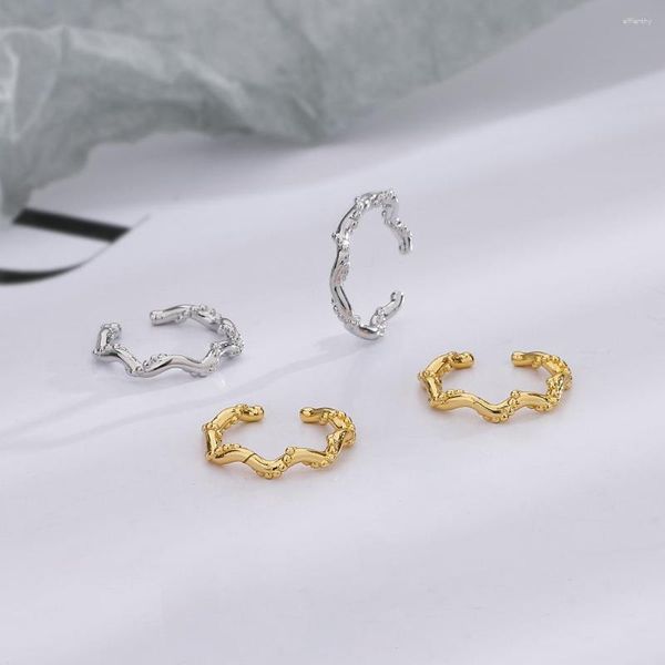 Sırtlar Küpe 1 PC Dalga Mobius Twist Ear Manyapları Kadınlar İçin Dainty Basit Klip Kpop Y2K Earclip Kulak Aksesuarları Moda Takı EF084