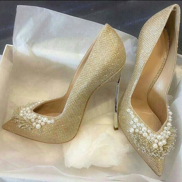 Дизайнер обувь для обуви белый жемчужный декор с высоким ходом насосы насосы золотые металлические каблуки в струне бусинки Женщины заостренные пальцы в стиле V-стиля.