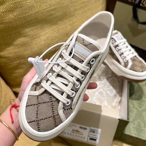 2024 Designer Shoe Alfabet Ramoidery Color Coathing Shoes Solped Solped Shoes Women Lovers Muffin Bottom Tennis 1977 Sneaker Fashion Casual D88