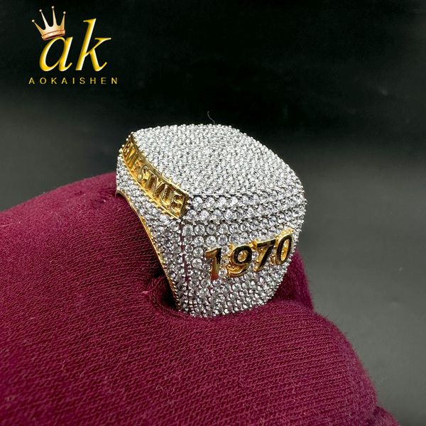 Anelli di nozze Aokaishen Anello personalizzato per uomini Full Iced Out Cubic Zirconia Nome personalizzato Finger Hip Hop Jewelry 230810