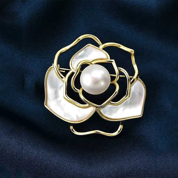 Suyu Camellia Brooch Imation Pearl Hollow Flower Brooch Fashion Luxury Clothing Pin L230811