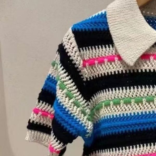 Женские трикотажные трикотаж 2023 Cardigan Color Patchwork Stripes Выключите воротник с коротким рукавом с коротким рукавом.