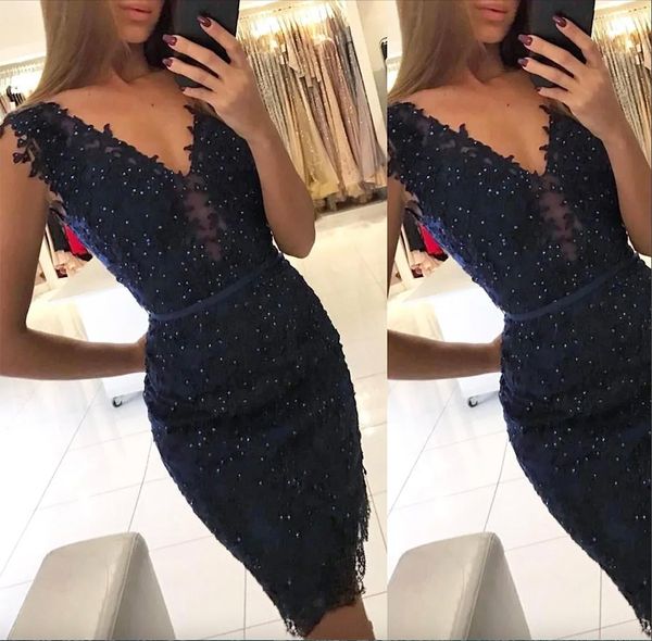 Neue billige sexy dunkle navy cocktail kleider tiefe v Hals Spitze Applikationen Perlen Scheide Knie Länge Kurzes Partykleid Abschluss Homecoming -Kleider