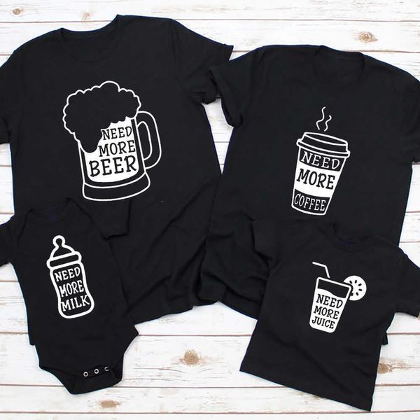 Passende Familien-Outfits. Passende Familien-Outfits. Brauchen Sie mehr Kaffee, Bier, Milch, Saft, T-Shirts, Vater, Mutter, Kind, Baby-Shirts, Babykleidung, Familiengruppen-Shirt