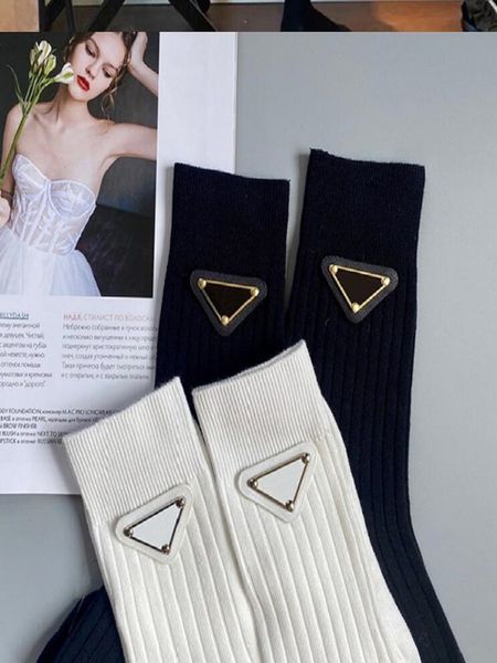 Unisex Europa Metall Dreieck Label Klassische Damen Socken Designer Socke Buchstabe Atmungsaktive Baumwolle Sport Casual Mädchen Sexy Mode Männer Laufstrumpf Schwarz Weiß