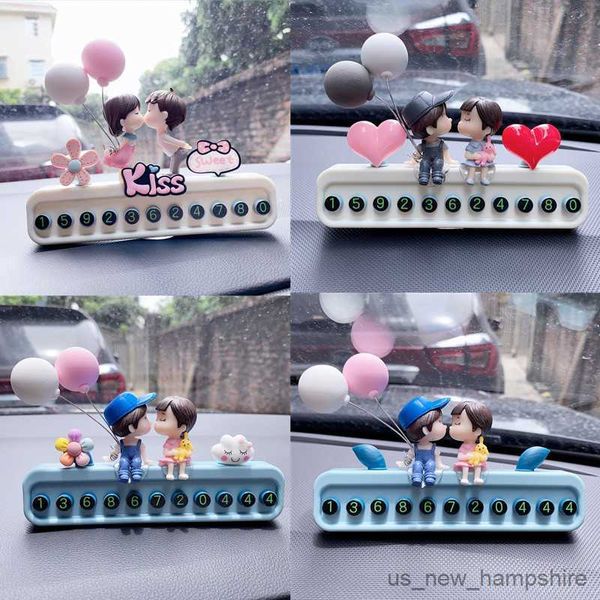 Dekorationen Auto Telefonnummer Platte Dekoration Süßes Cartoon Paare Kuss Action Figur Orament Auto Interior Accessoires für Mädchen Geschenke R230811