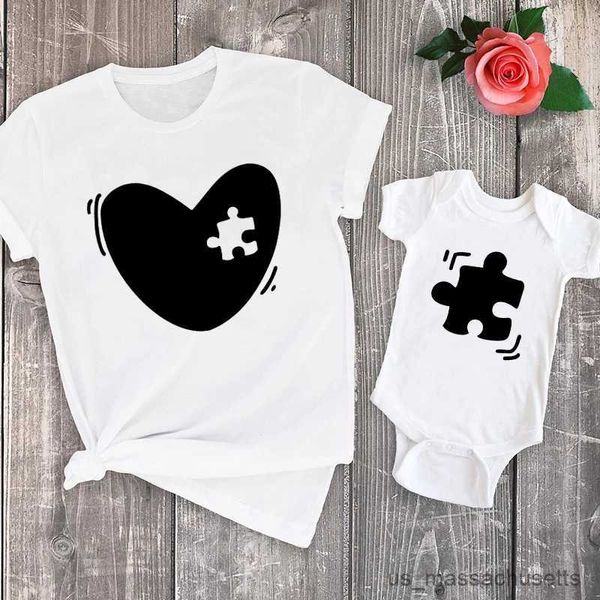 Aile Eşleşen Kıyafetler Komik Aile Eşleşen T-Shirt Anne ve Ben Kıyafet Kalp Bulma Parçası Anne ve Kızı Oğlu Tops Mama ve Mini Baby R230811