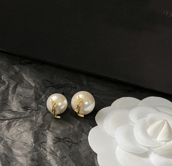 Küpe Tasarımcısı Kadınlar için Ear Stud Lüks 18K Altın Kaplama İnci Küpe Marka Mektubu Mücevher Moda Aksesuar Lady Kız Düğün Partisi Mücevher Hediyesi