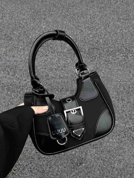 Sagni a tracolla Xiaozhongfeng Leisure Spicy Girl Motorcycle Ascura BASSE 2023 Fase Fantasca Versatile Versatile una spalla Handystylishsignerbags