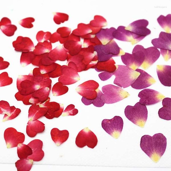 Dekorative Blumen Herzform Rose Blütenblätter getrocknetes Blütenschild für Hochzeitskarten Dekoration 200pcs