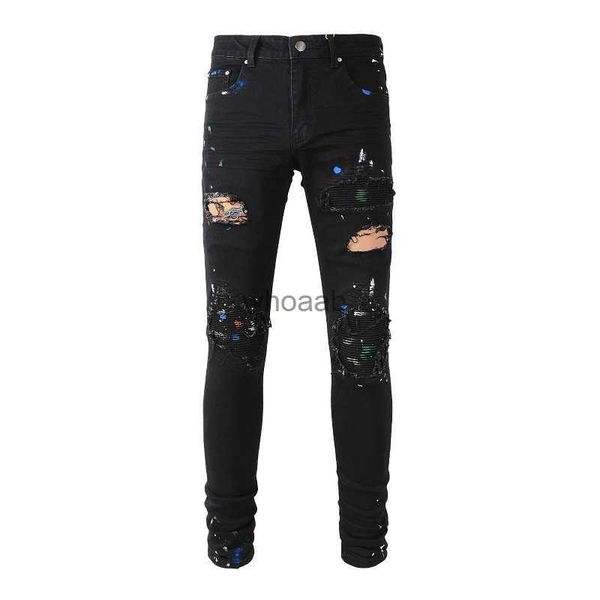 Neuankömmlinge Herren Mode Distressed Black Painting Streetwear Skinny Zerstörte Loch Bandana Ribs Patche zerrissene bemalte Jeans HKD230812