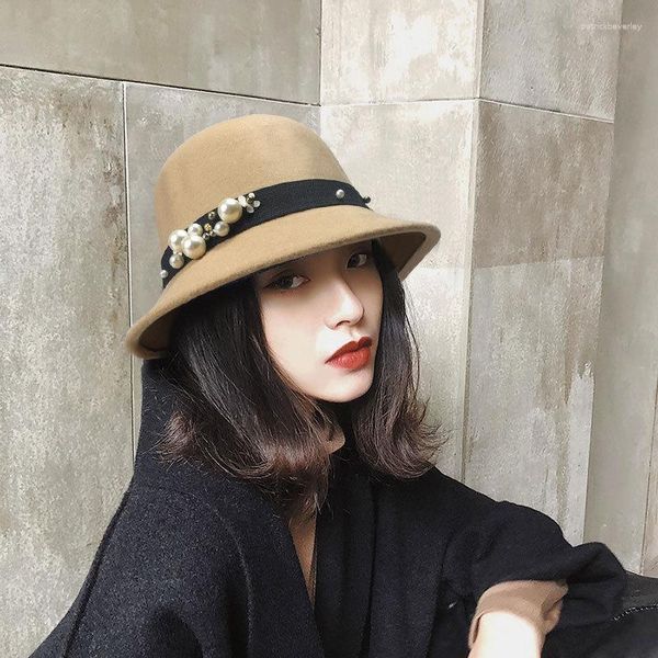 Berretti di lana di maiale in lana Cappello piatto a pista per donne Fedora a colori solidi Eleganti decorazioni di perle a peperoncino da donna kaki berretto nero