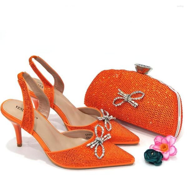 Sandálias de sapatos de vestido 2023 mais recente design Hollow Projeto de cor laranja decoração de strass de ponta apontada para salto alto conjunto de bolsas de salto alto