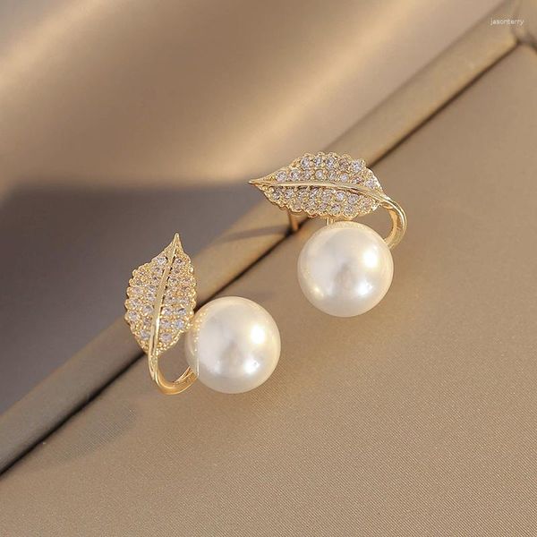 Orecchini per borchie francese Temperamento di moda Design di lusso Sense Pearl Leaves Reput Gift Collection Women Jewelry 2023