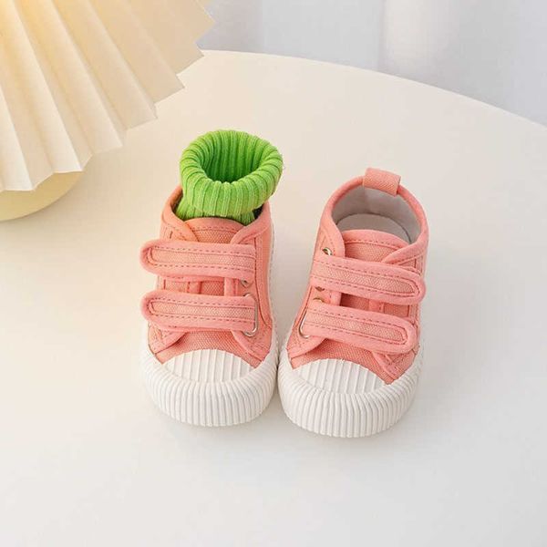 Tênis sapatos infantis 2023 primavera e outono nnew meninos e meninas sapatos de pano versátil sapatos de caminhada doces cor placa sapatos r230811