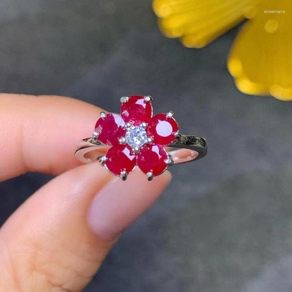 Кластерные кольца Классическое кольцо цветочного кольца драгоценного камня 4 мм натуральные рубины 925 Серебряные украшения с 3 слоями золото.
