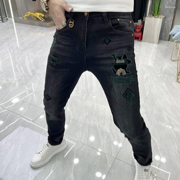 Jeans masculinos harajuku alongamento de luxo em estilo coreano slim para homens com bordados e impressão de calças casuais pretas diamantes