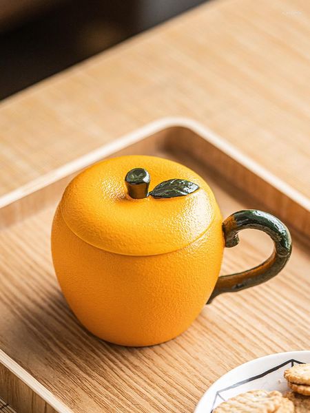 Becher Orange Becher Keramikwasserbecher mit Deckel Büro Tee Nische Persönlichkeit Trend kreativer Kaffee -Getränke -Fruchtstil -Handwerk