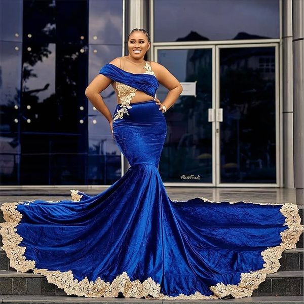 Edel blaue Meerjungfrau Spitze applizierte Abschlussballkleider bloße Juwelenhals Abendkleider Sweep Zug Samt formelle Kleid