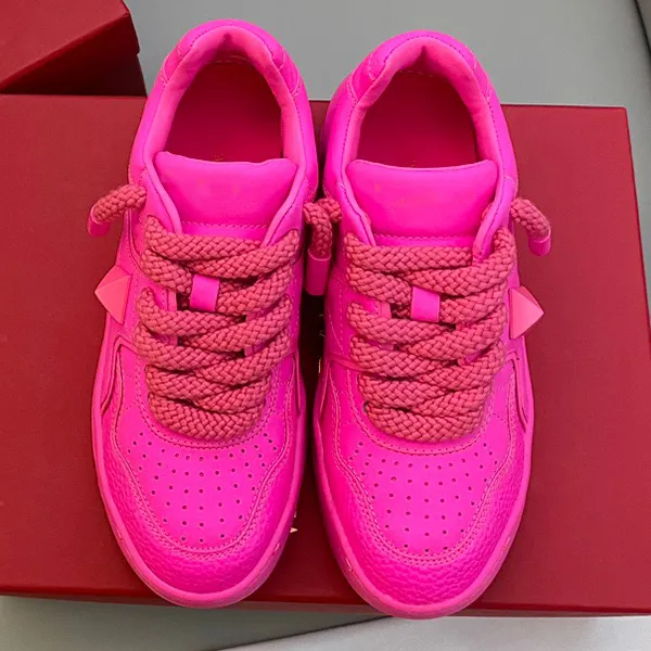 Brand Fashion Casual Scarpe uomini Donne Coppia che gestiscono Sunders per piattaforme di design Sneaker 1 per una vendita bianca Black Fuchsia Sale in pelle di alta qualità Scarpe di spedizione gratuite