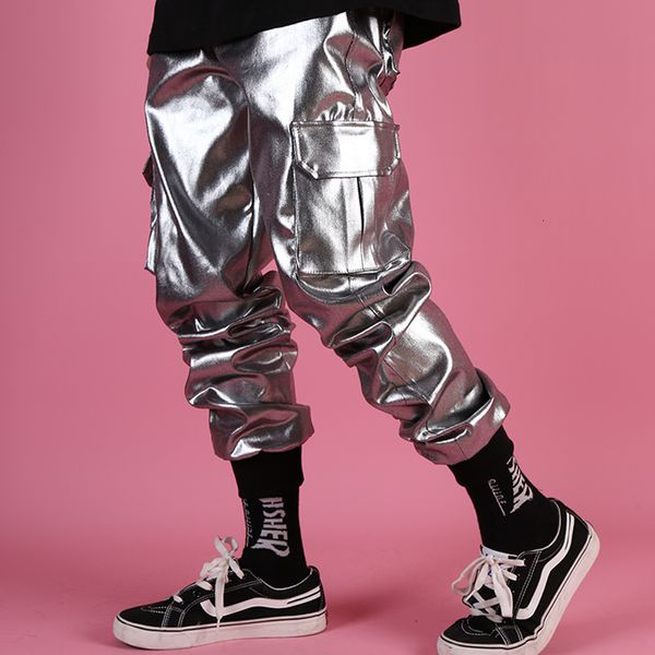 Calça masculina de couro casual harém calça machinha de rua masculino Hip Hop punk prateado multi bolso Cargo calça de palco DJ cantora Pant Men 230811