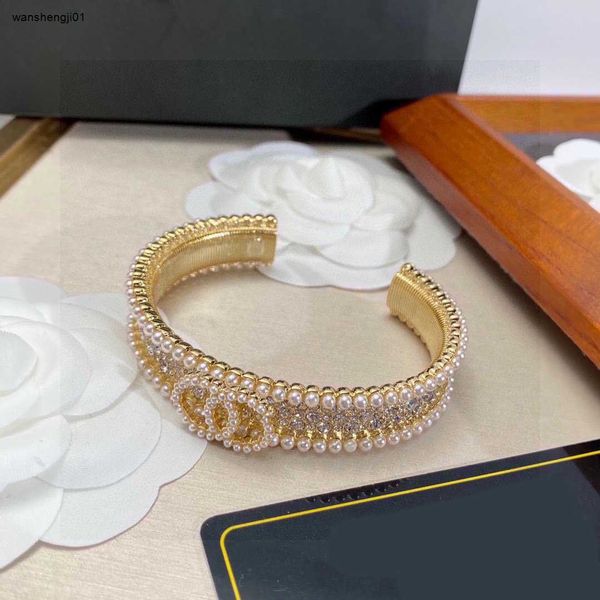 23SS Brand Cuff Jewelry Women Designer Bracciale Crystal e Pearl Embellishments Openings Bracelet inclusi i regali per le vacanze a box