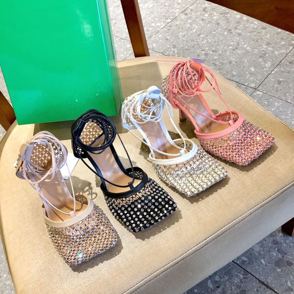 Sandálias esticadas Sparkle Mulheres saltos altos Designer Luxo Sapatos sexy de festa de festa romana de verão de couro fino tiras finas de tornozelo embrulhado slides de borracha acolchoada