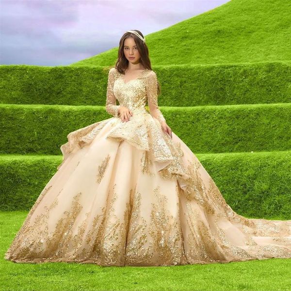 Atemberaubende Perlenspitzenballkleid Quinceanera Kleider mit langen Ärmeln bloße Batteau Nacken applizierte Promkleider Pailletten Sweep -Zug T253s