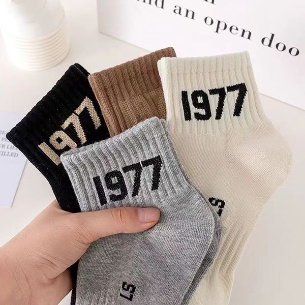 Baumwollsocken für Männer und Frauen Klassiker Alphabet Atmungsaktivem Mann Basketball -Strumpf Fashion Sports Knöchel Socken Designer gestreikt