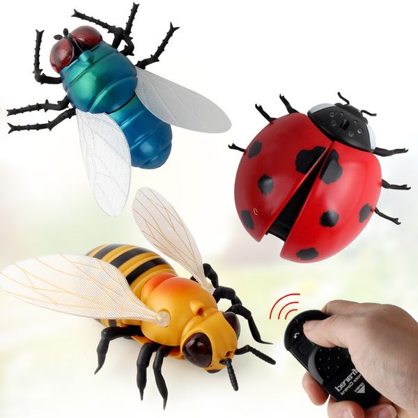 Simulação Electricrc Animais Mosca Voo Ladybug Honeybee Caranguejo Remote Control Toy Move Princha Princadeira Truque assustador Bugs RC Animal Kids Halloween Presente 230812