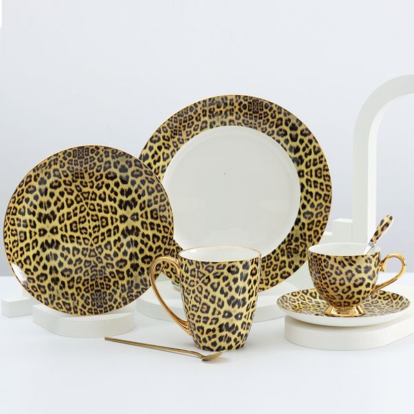 Gerichte Teller Porzellan Kaffeetassen und Kaffeetassen Tasse Teller Sets Bone China Tabelle Getränke Geschirr Leopard Luxus Designs Ankunft 230812