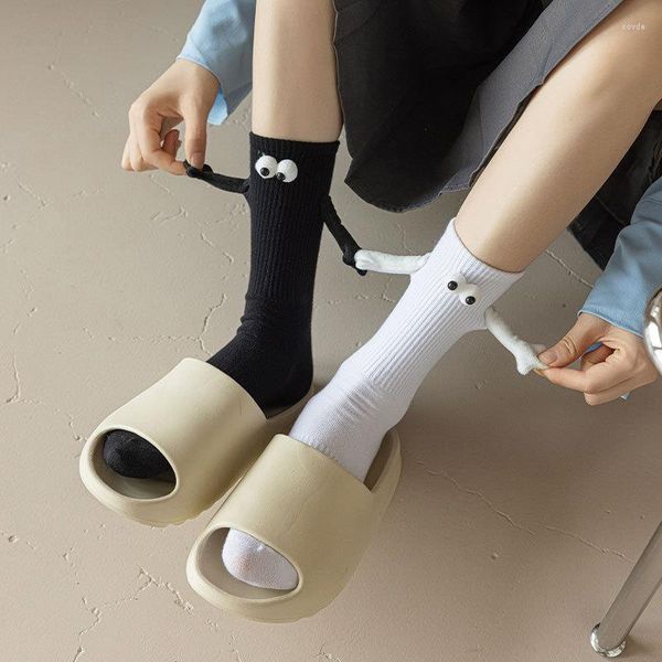 Женские носки 1 пара магнитная пара держит руки с твердым цветом мультфильм милый смешная средняя мода черная белая спорт