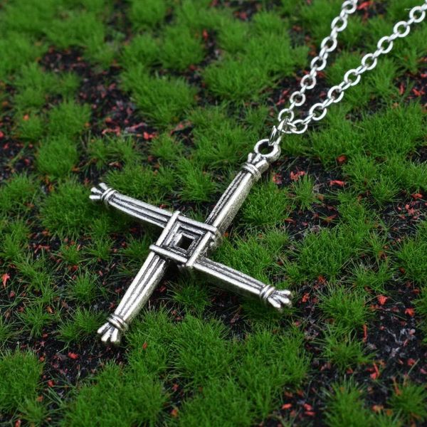 Collane a sospensione 2023 Irish Cross Talisman Collana Donne o uomini Jewery