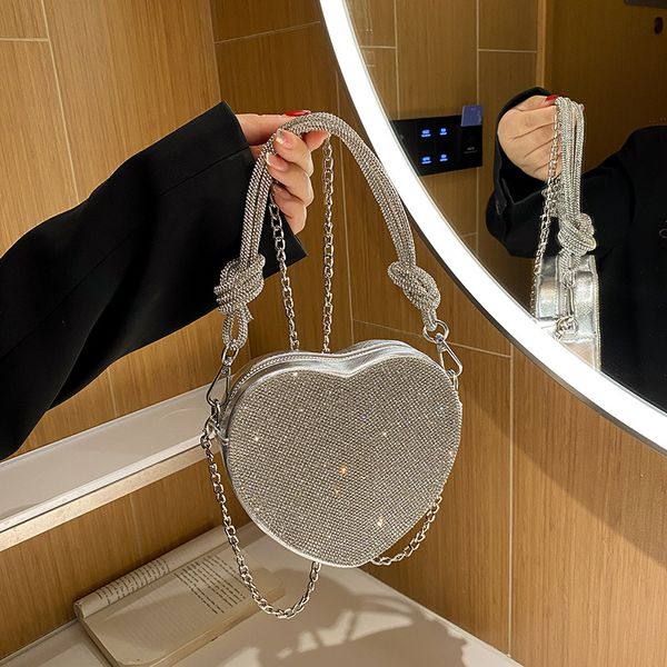 Fabrik Großhandel Ladies -Umhängetaschen der diesjährigen Love Fashion Handbags Street Personalisierte Diamond -Kette Tasche Elegant Silber Bankett Handtasche 709#