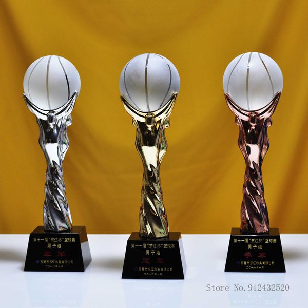 Dekorative Objekte Figuren Little Golden Man Holding Basketball Football Map Crystal Trophy Custom Gift Award Souvenir Sport Electroplating Metal 230812