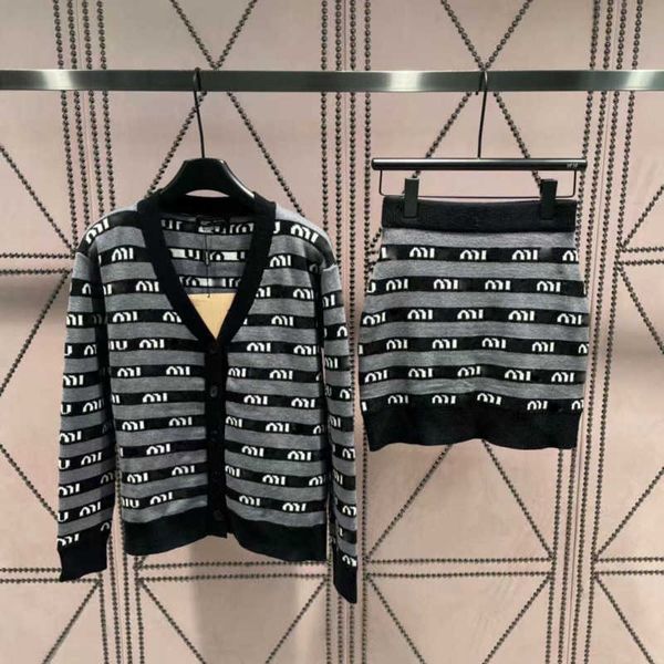 Lüks marka izleme Miu Jakard Sweater Tasarımcı Örgü Kıyafet Siyah Beyaz Çizgili Kısa Etek Harks Malto İki Parçalı Set