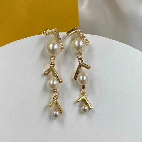 Designer de jóias de ouro feminino pérola balançar brincos carta lustre brinco mulher clássico studs brinco jewlery 238144c5