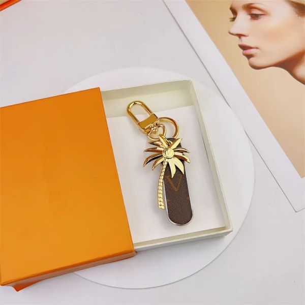 Tasarımcı Anahtarlık Mektubu Anahtarlık Çantası Tahvi Kaykay Kolye Araba Kerping Altın Ana Zincir Moda Erkek Kadın Ağaç Anahtar Yüzüğü G2308152Z-6