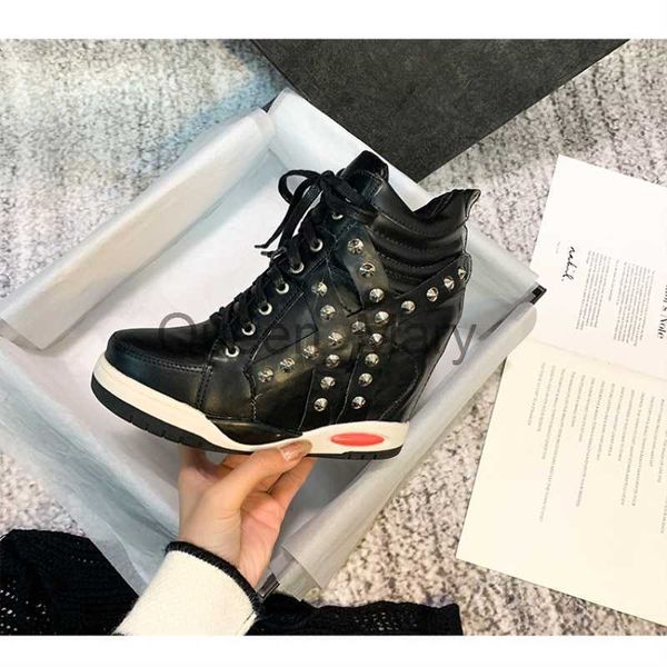 Scarpe per le stallone piattaforma di decorazione per donne scarpe da donna con tallone nascosto Scarpe a cuneo in stile Europa per donne Y15 J230815