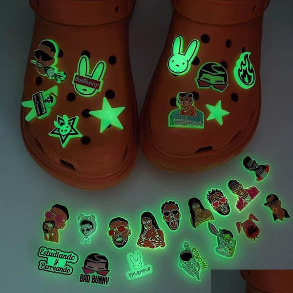 Schuhteilezubehör, die in der Nachtbeutel leuchten, schlechter Hase Clog Charm Glow Dark Weiche PVC Schnalle Dekorationen Charms for Kid Series zufällig