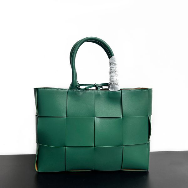 Arco's 2023 Petite Tote Collection: вязание смеси винтажного вдохновения и современной элегантности в подлинной кожаной карамельной зеленой