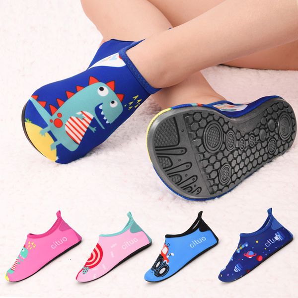 Sapateiros de praia Sapateiros de praia Baby piso macio Snorkeling Swims Swims Boys and Girls Anti Slip Home Barefoot Kids Slippers 230814