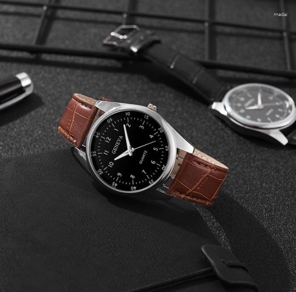 Нарученные часы классические ретро -цифровые часы модные кварцевые часы для мужчины подарок на ремни.